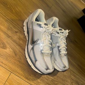 Nike Vomero 5 - Photon Dust
